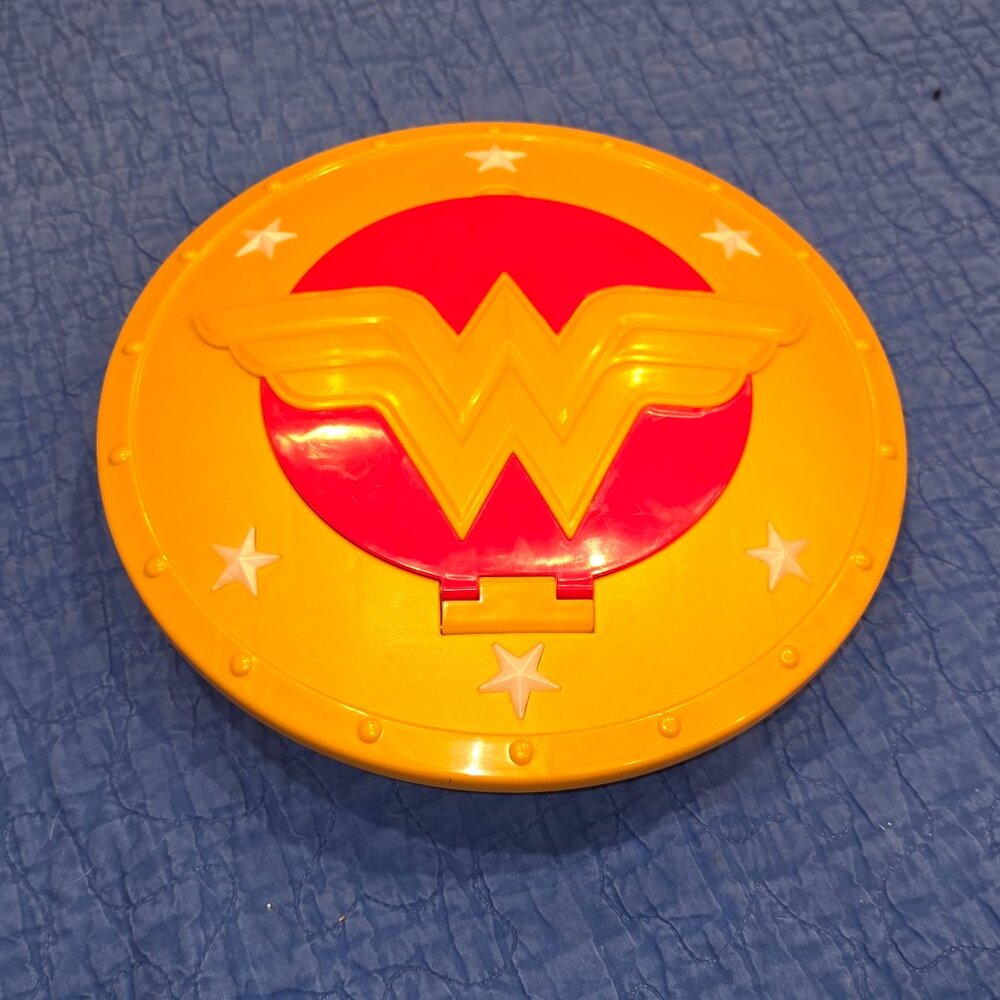 DC Superhero Girls Wonder Woman Shield Toy Disk Launcher Mattel 2015